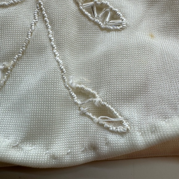 Beautiful vintage white gloves with embroidery and beading. Size 7 1/2 - Picture 9 of 9